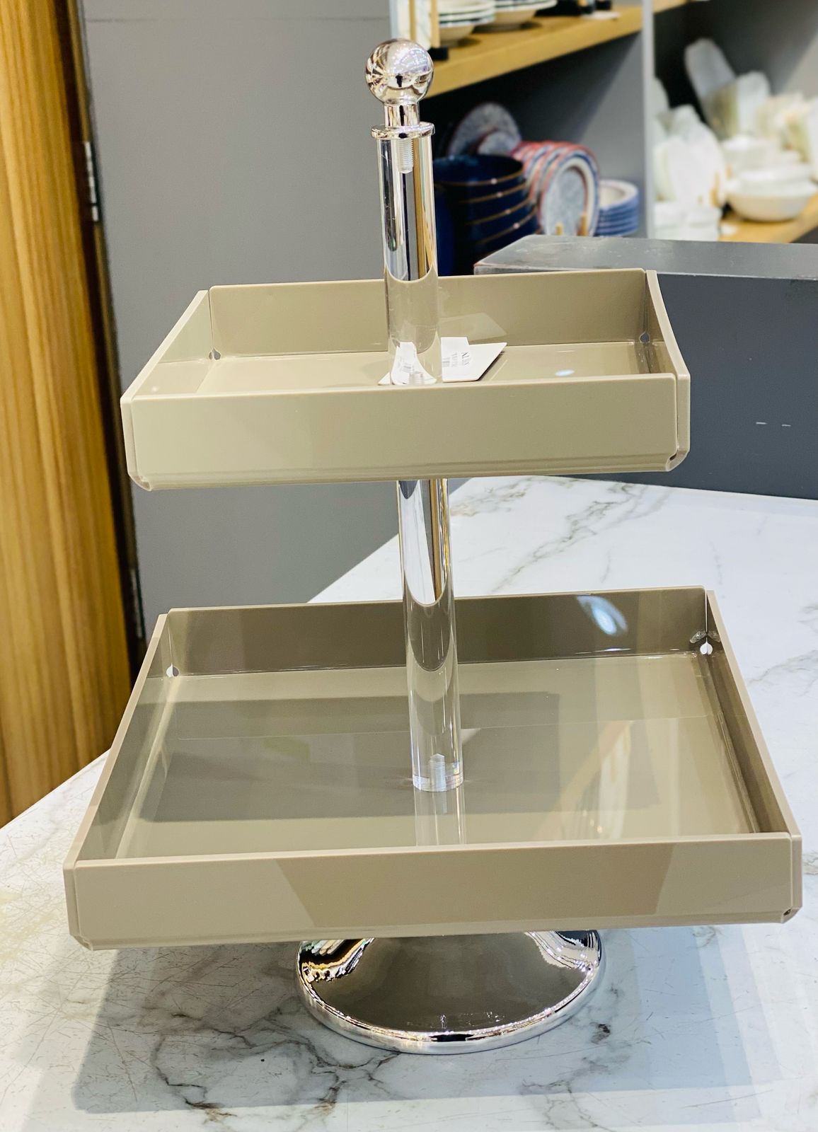 ستاند حلويات مصنوعة من الأكريليك الشفاف